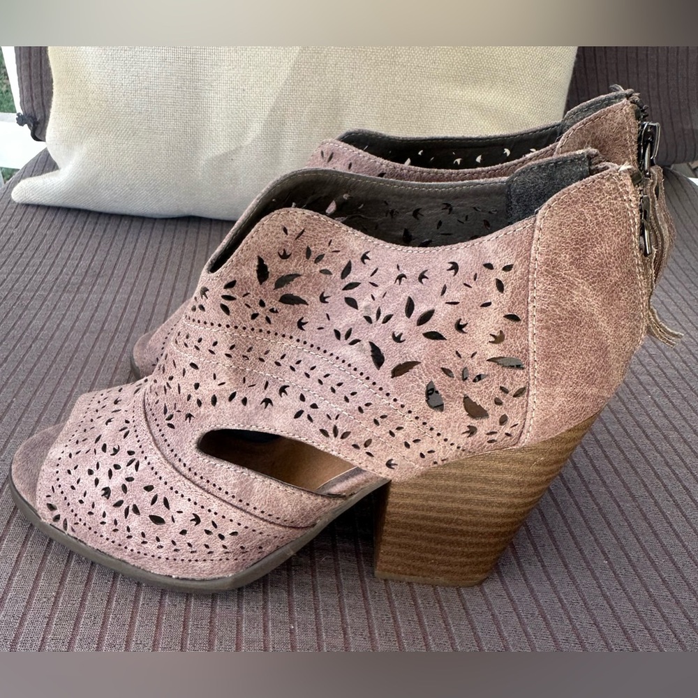 Not rated women’s tan floral pattern accents shoes